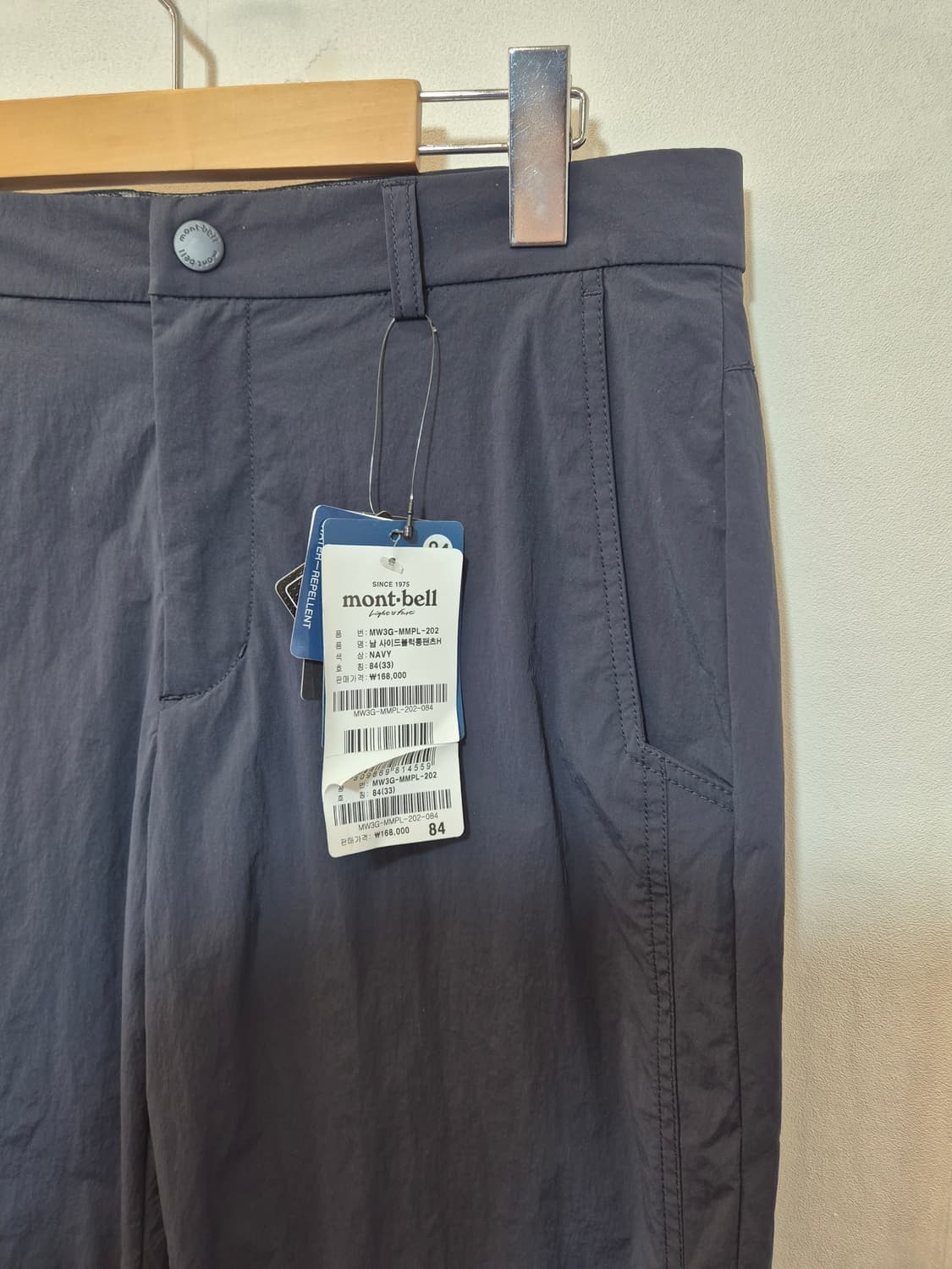 몽벨 남성 기능성 바지 네이비 색상이에요
사이즈는 84(33) 상품이미지2