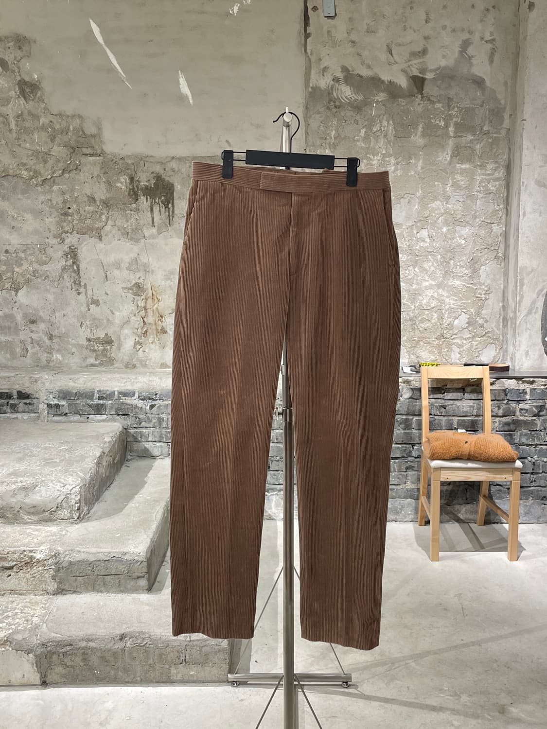 오라리 브라운 워시드 테이퍼드 코듀로이 팬츠 상품이미지1