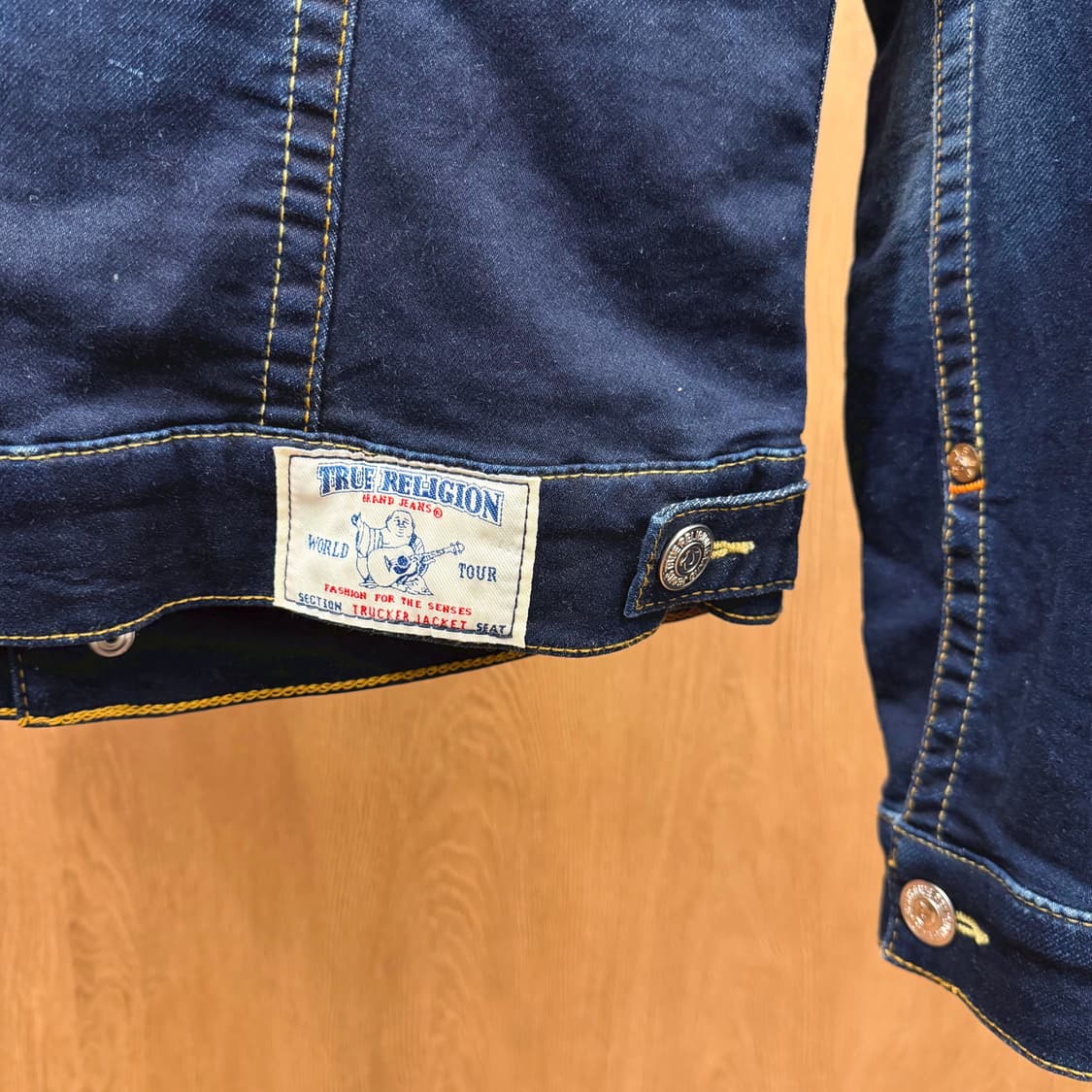 트루릴리전 데님 자켓 로고 패치 버튼 스트랩 디테일 슬림핏 블루 상품이미지6