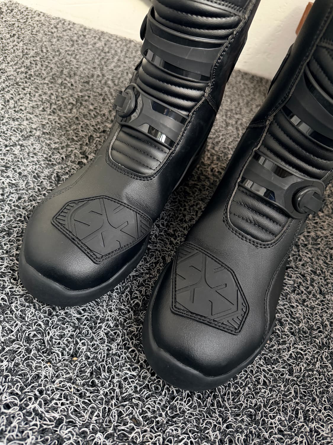 SCOYCO MT038WP 프리미엄 방수 바이크 부츠 - 블랙 에디션 상품이미지1