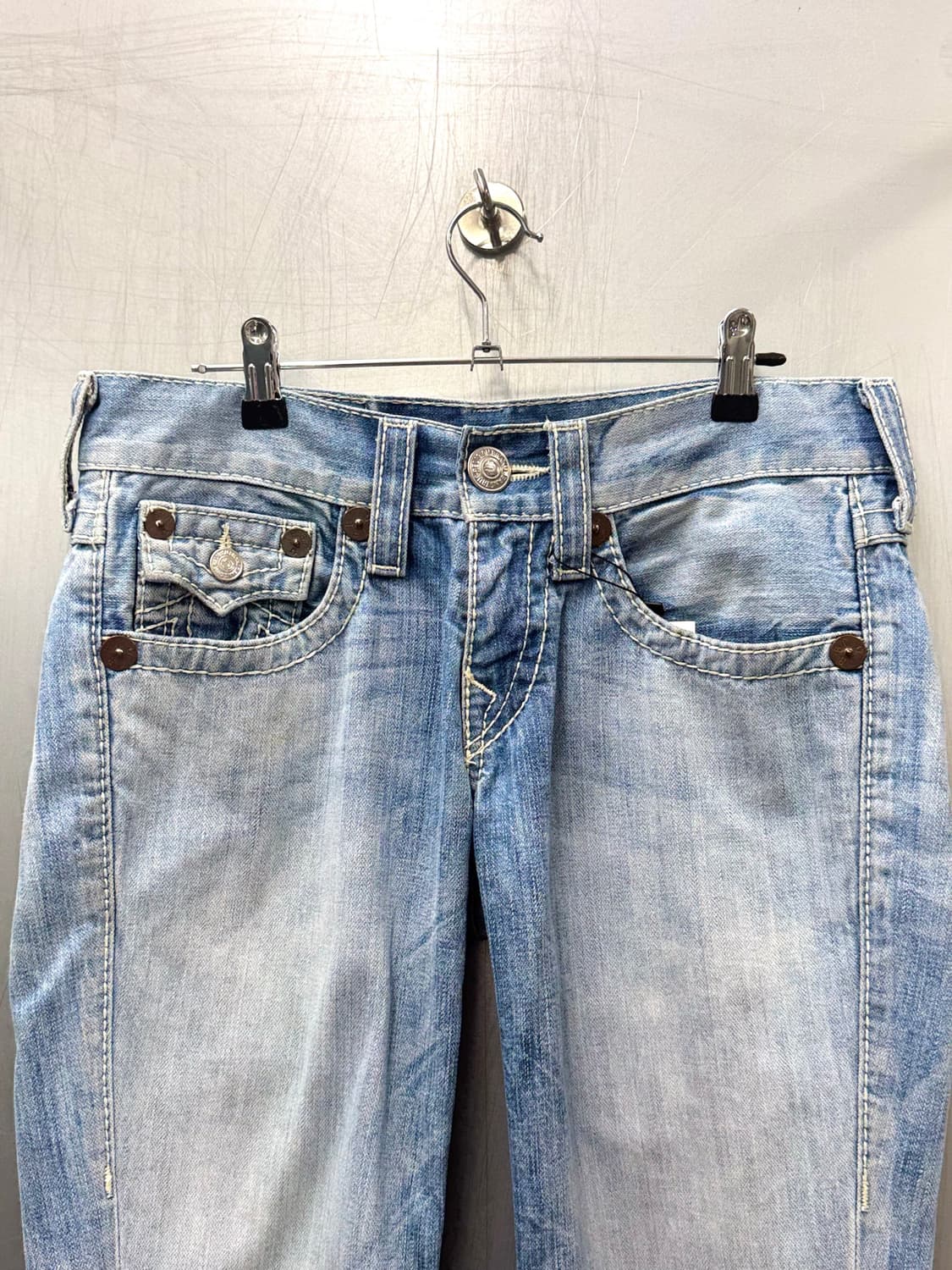 True Religion 트루릴리젼 라이트워시 부츠컷 데님 팬츠 상품이미지2