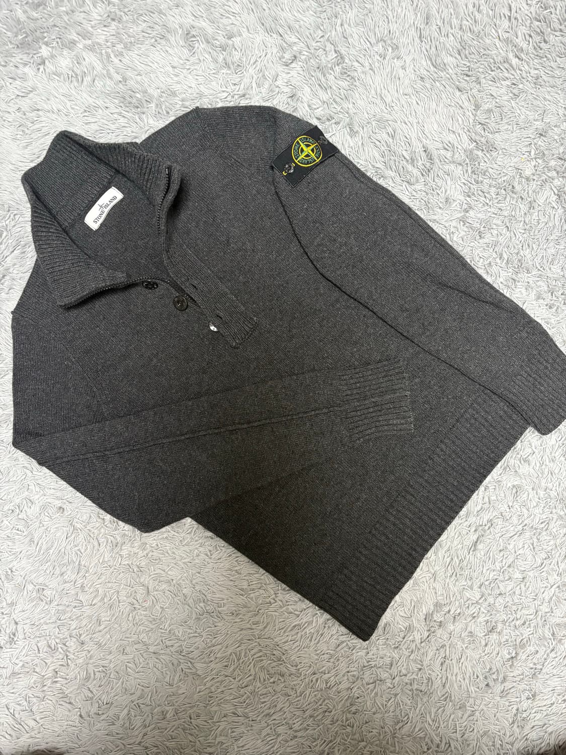 [새상품급] 스톤아일랜드 버튼 반집업 니트 상품이미지1