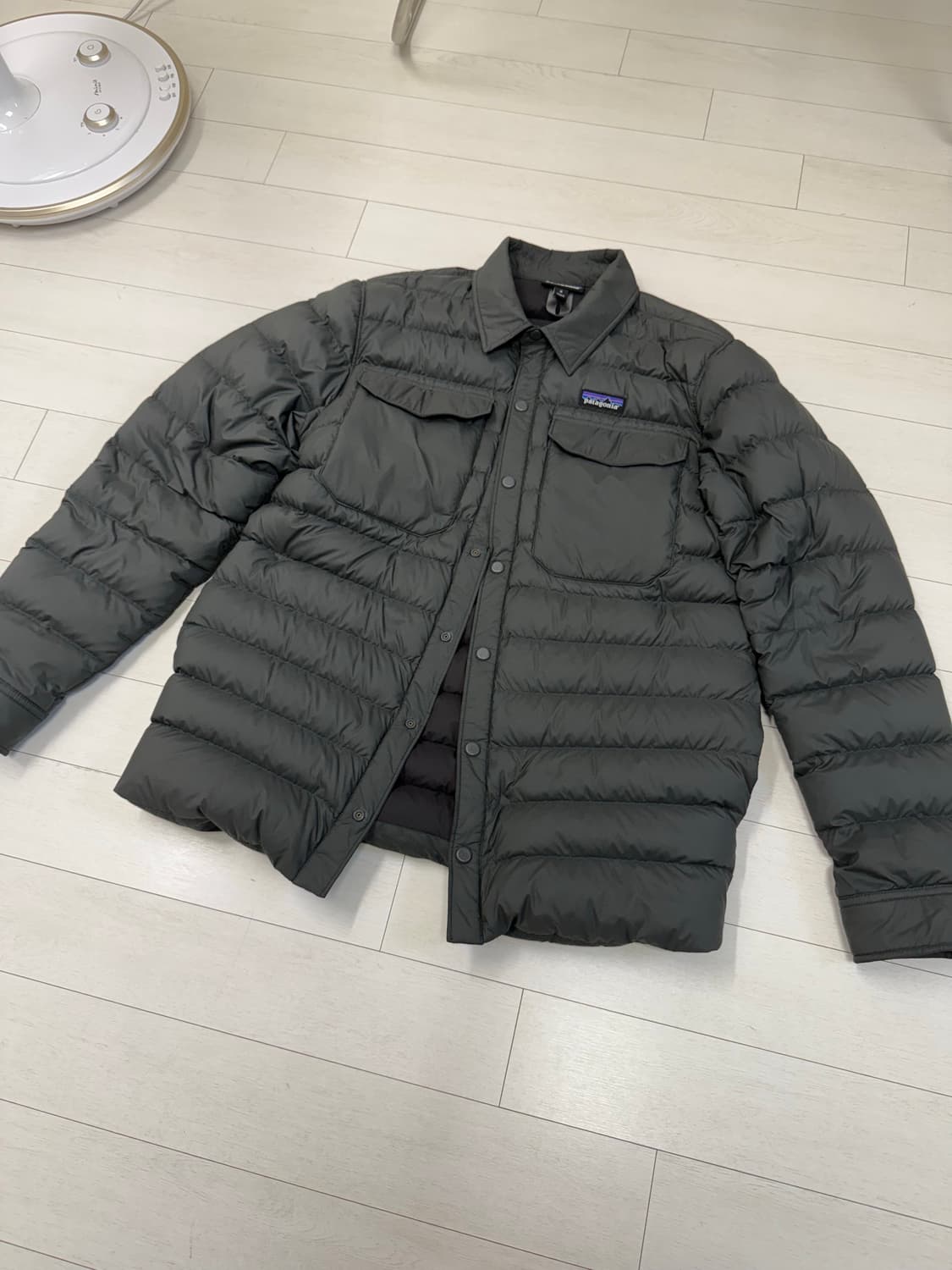 파타고니아 셔츠 패딩 M 사이즈 그레이 색상이에요  상태 너무 좋아요 찢 상품이미지1