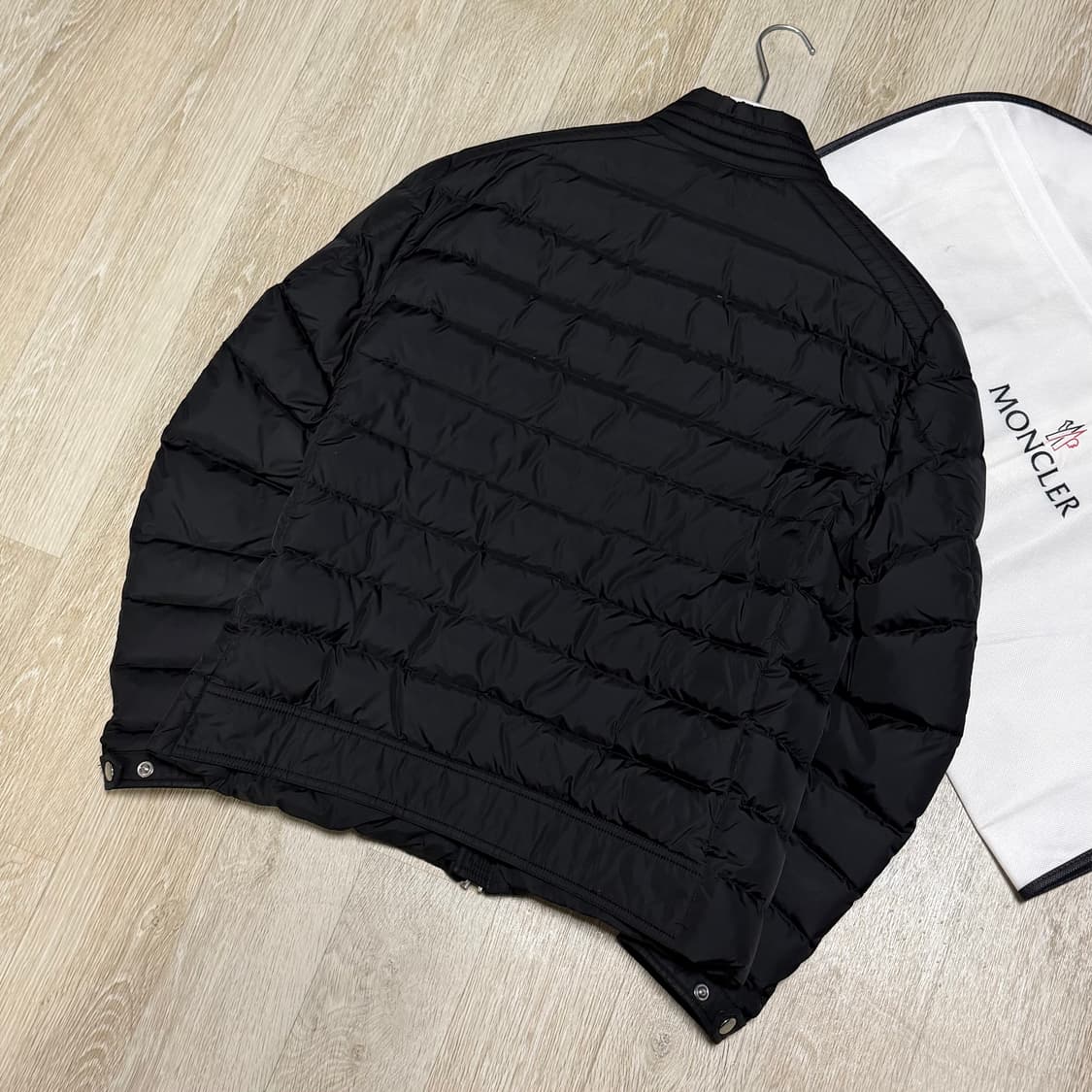 [블랙 2/새상품급] 몽클레어 아미오 경량패딩 자켓 블랙 풀구성 상품이미지4