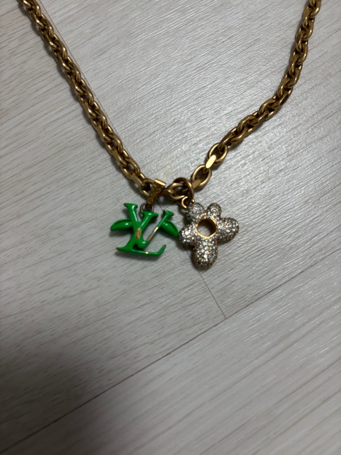 루이비통 LV 블루밍 팬던트 골드 상품이미지3