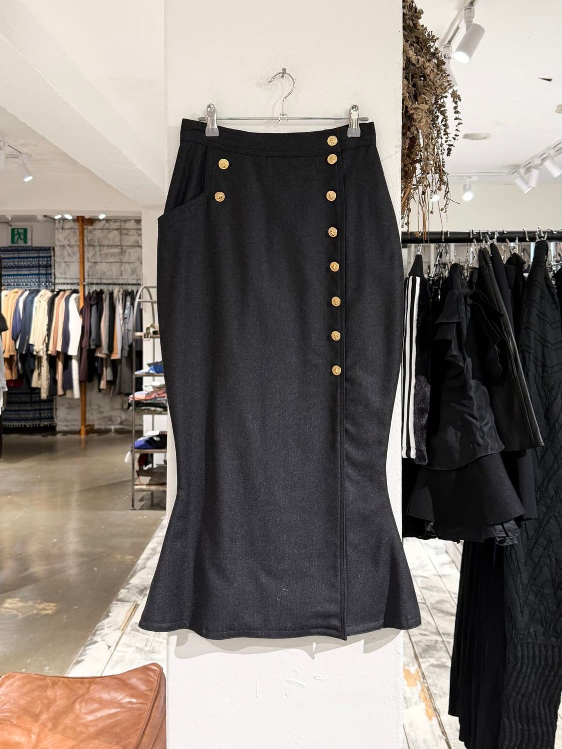 베르수스 차콜 금장 버튼 울 롱 스커트 상품이미지1