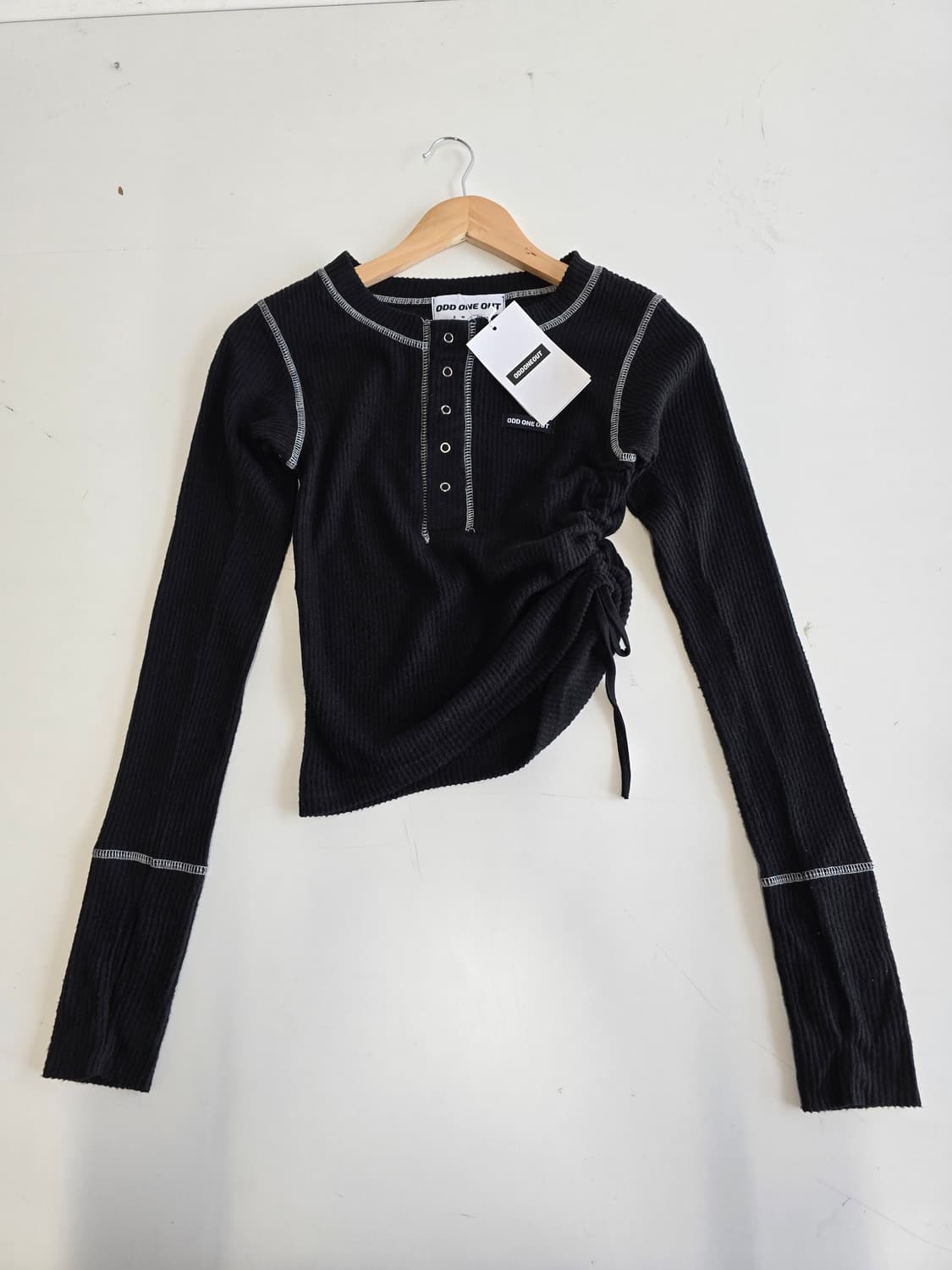 오드원아웃 Colored sewing string top black F 상품이미지1