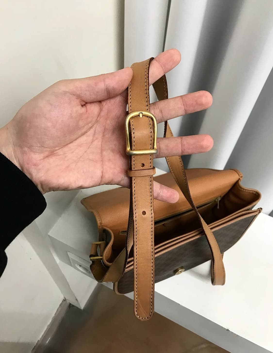 셀린느 가죽 로고 마카담 크로스백 상품이미지5