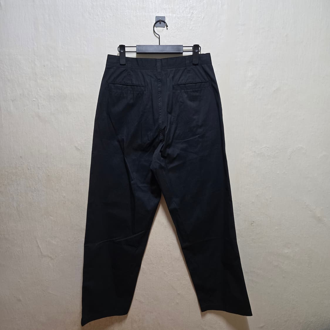 유니클로U 와이드핏치노팬츠 블랙 상품이미지4