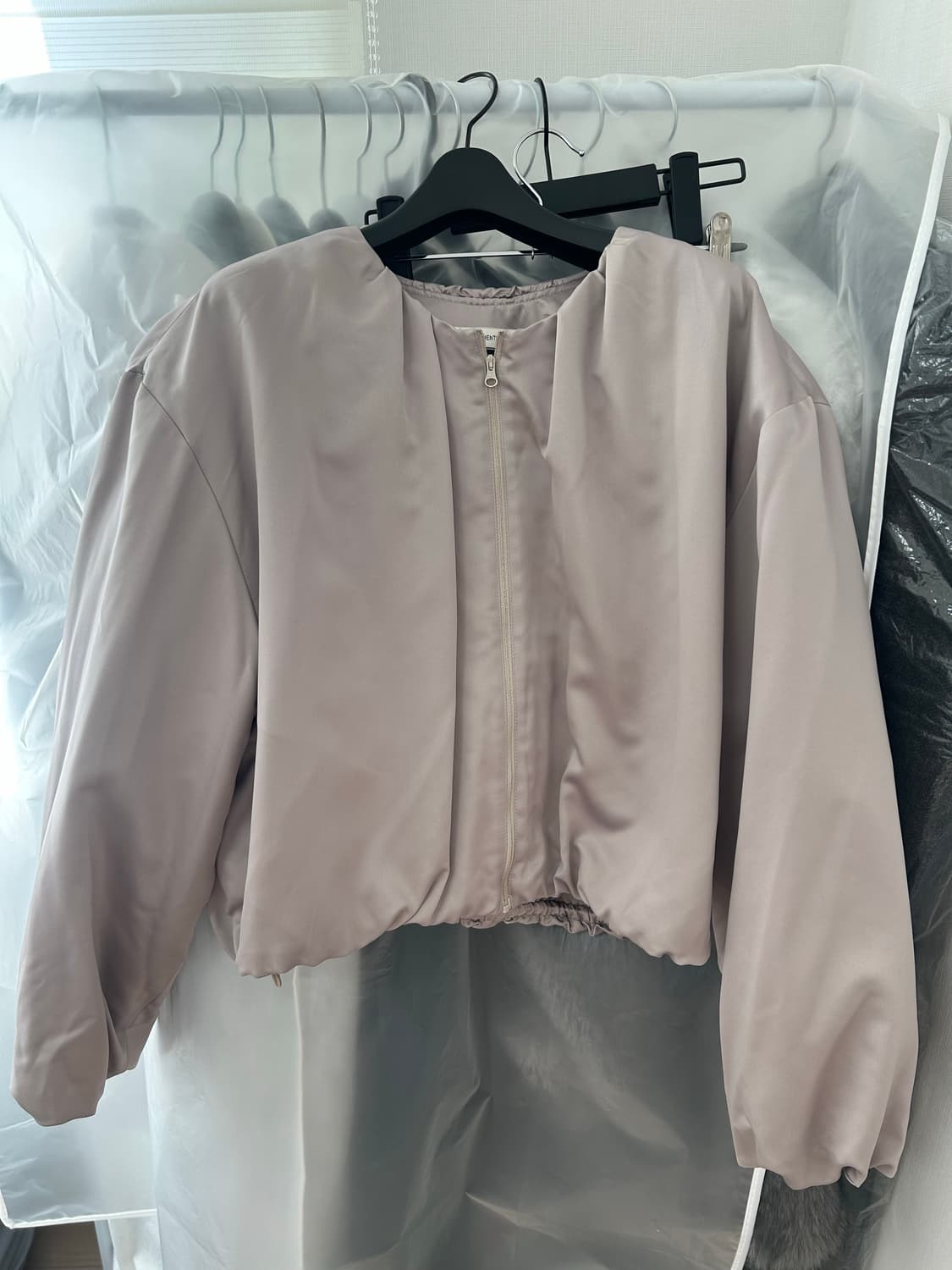 아모멘토 실키 패디드 크롭 점퍼 베이지 상품이미지3