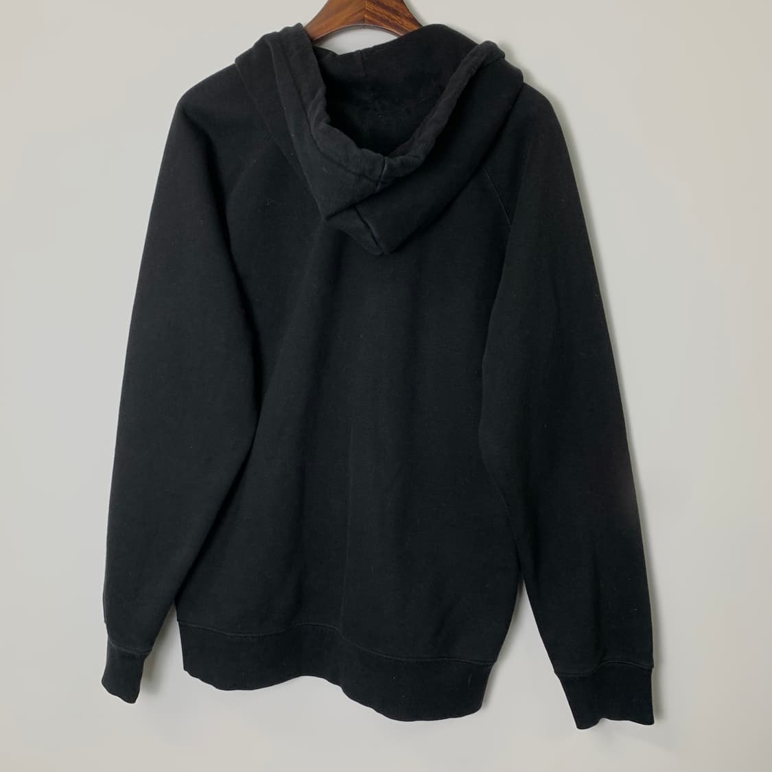 칼하트 손목로고 블랙 후드집업 상품이미지3