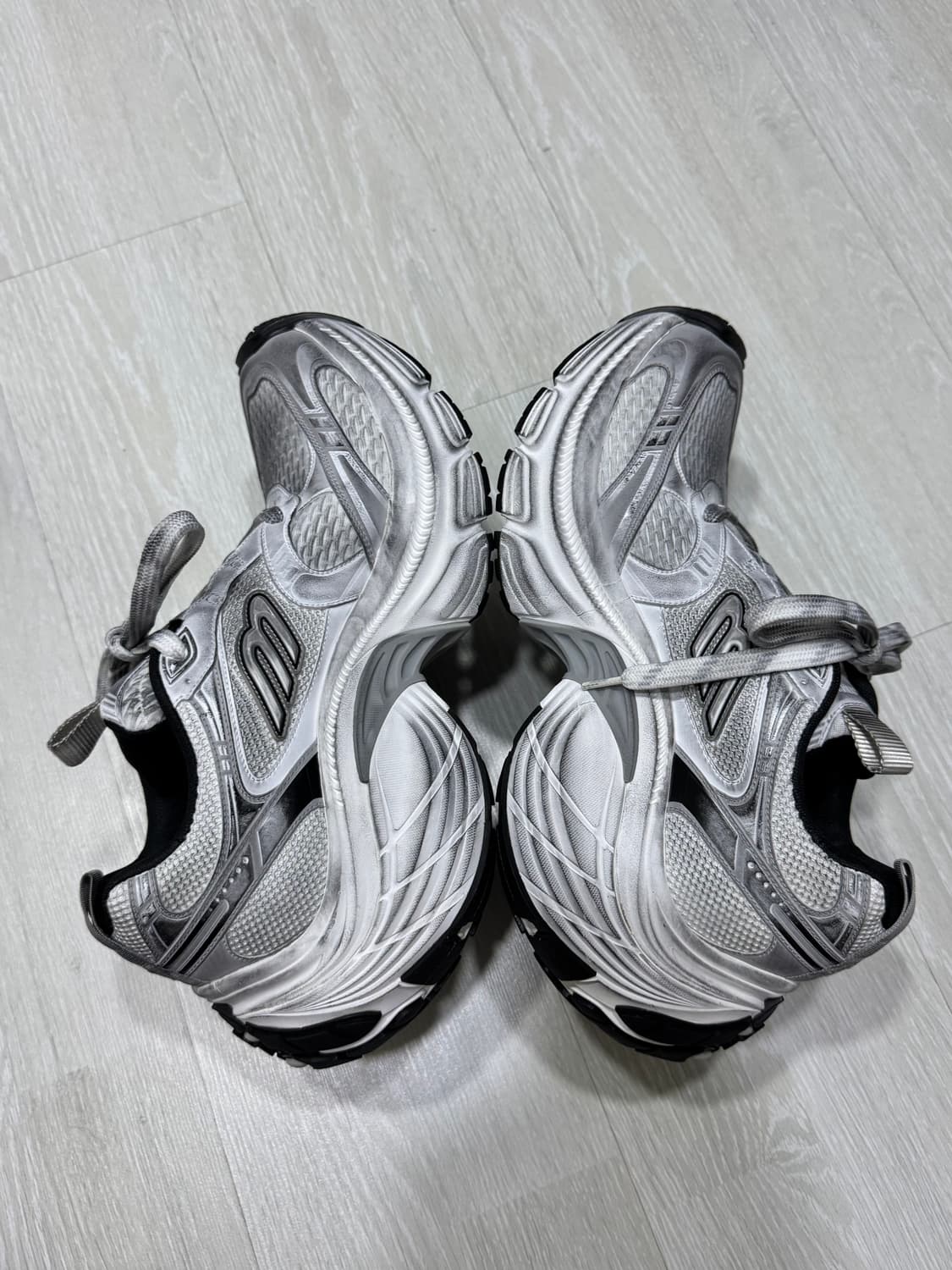 발렌시아가 10xl 화이트 42 사이즈 팝니다. 상품이미지3