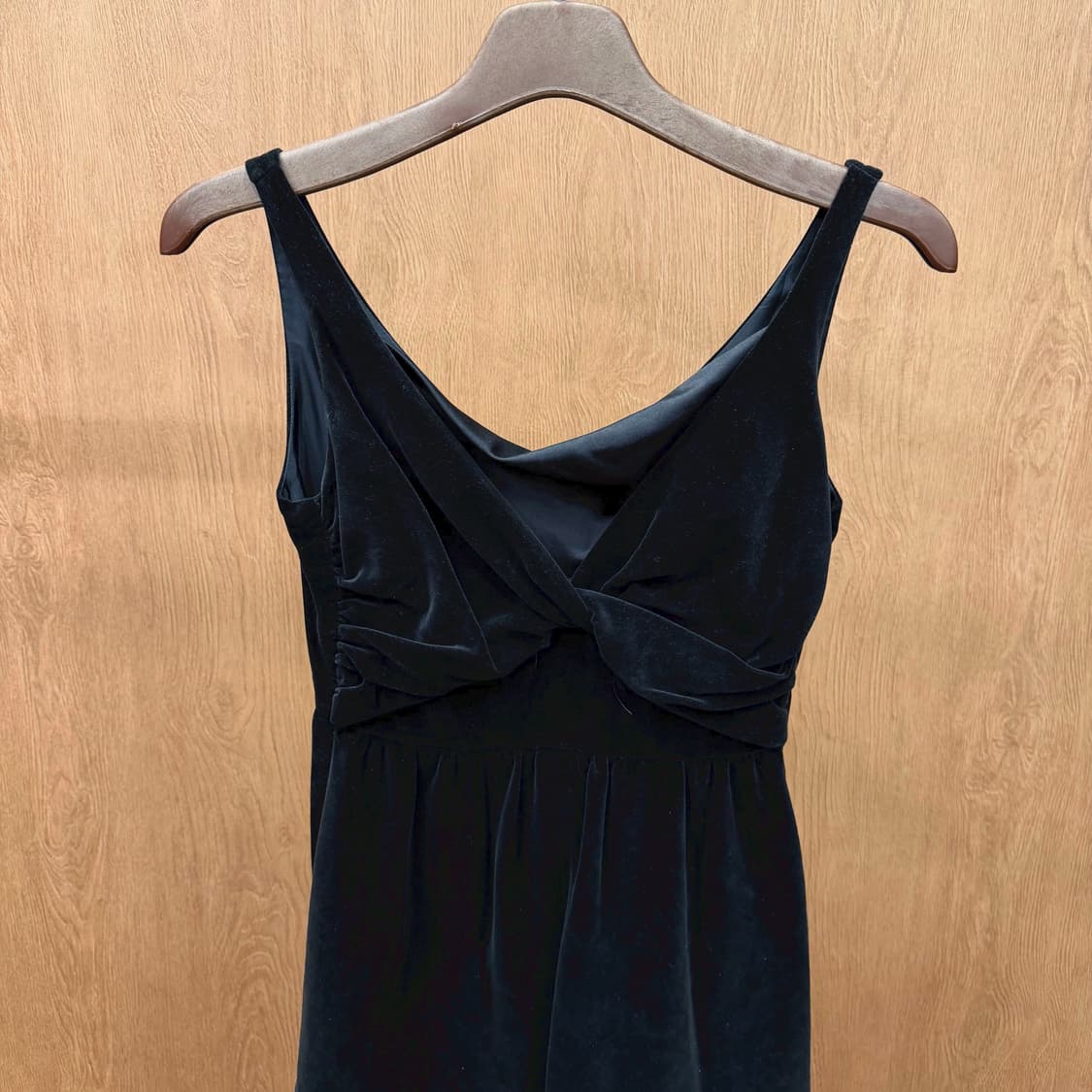 버버리 블루 라벨 브이넥 벨벳 슬리브리스 원피스 플레어 라인 디테일 블랙 상품이미지4