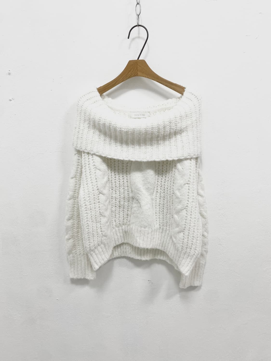 [CECIL MCBEE] 세실맥비 로걀 달천깔 오프숄더 니트 상품이미지3