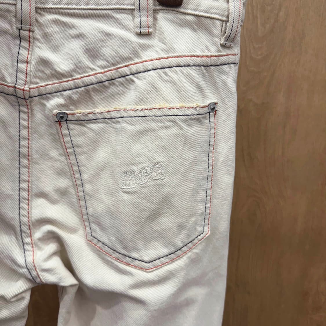 알렉산더 맥퀸 코튼 데님 팬츠 레드 더블 스티치 디테일 아이보리 상품이미지6