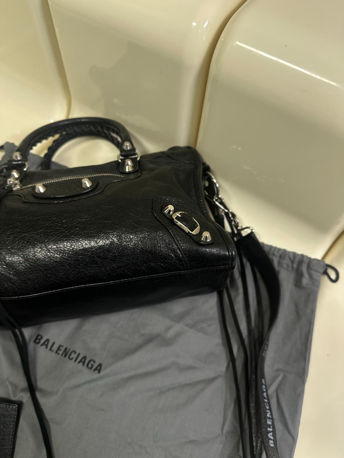 [A+ 정품] 발렌시아가 시티 모터백 블랙 스몰 로고스트랩 상품이미지4