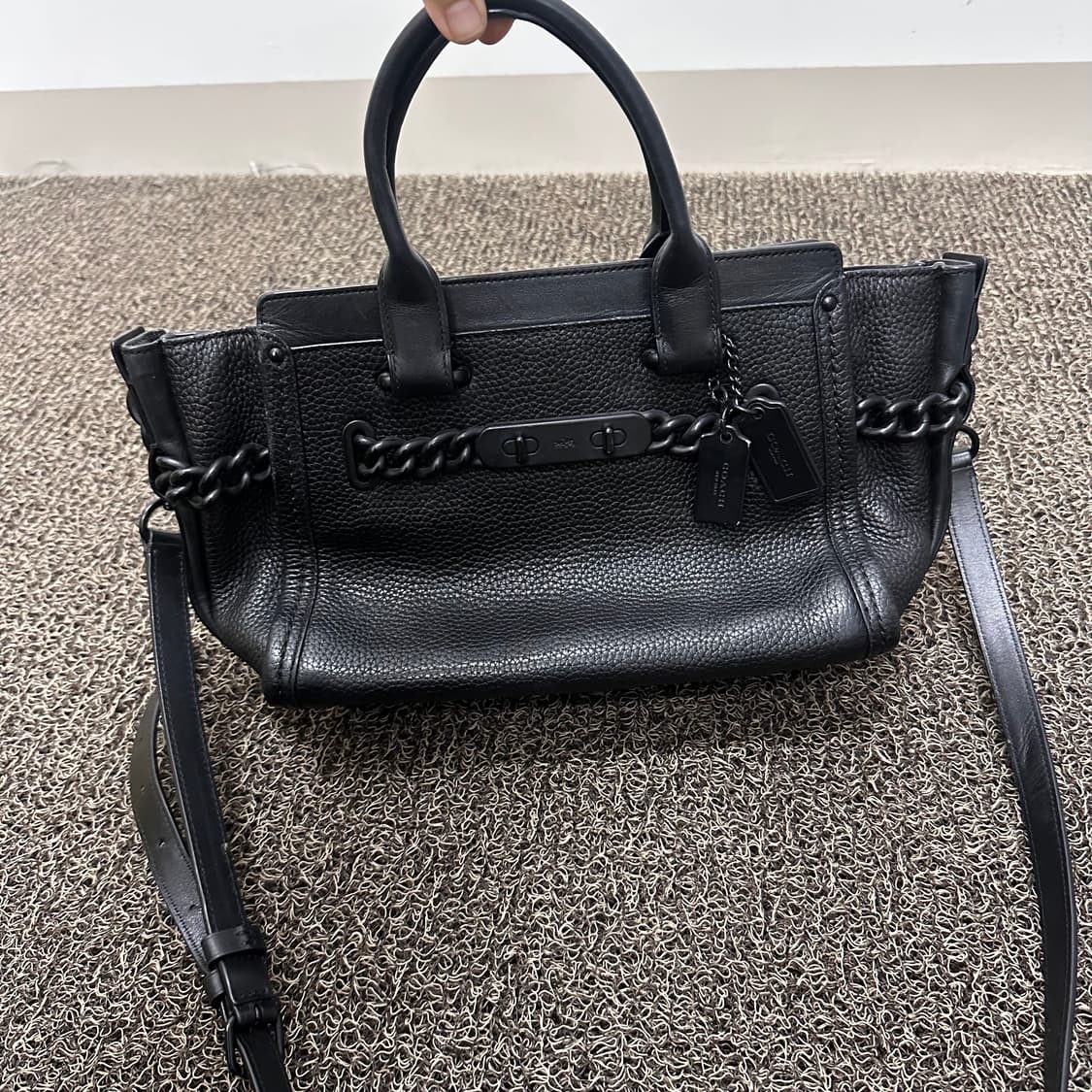 COACH 코치 스웨거 미듐 여성 크로스백 토트백 가방 블랙 상품이미지2