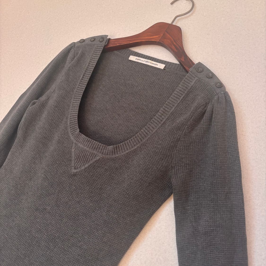 DVF 다이앤 본 퍼스텐버그 그레이 딥브이넥 니트 슬림 실루엣 상품이미지3