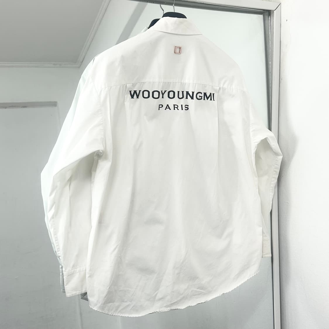 우영미 백로고 셔츠 상품이미지1