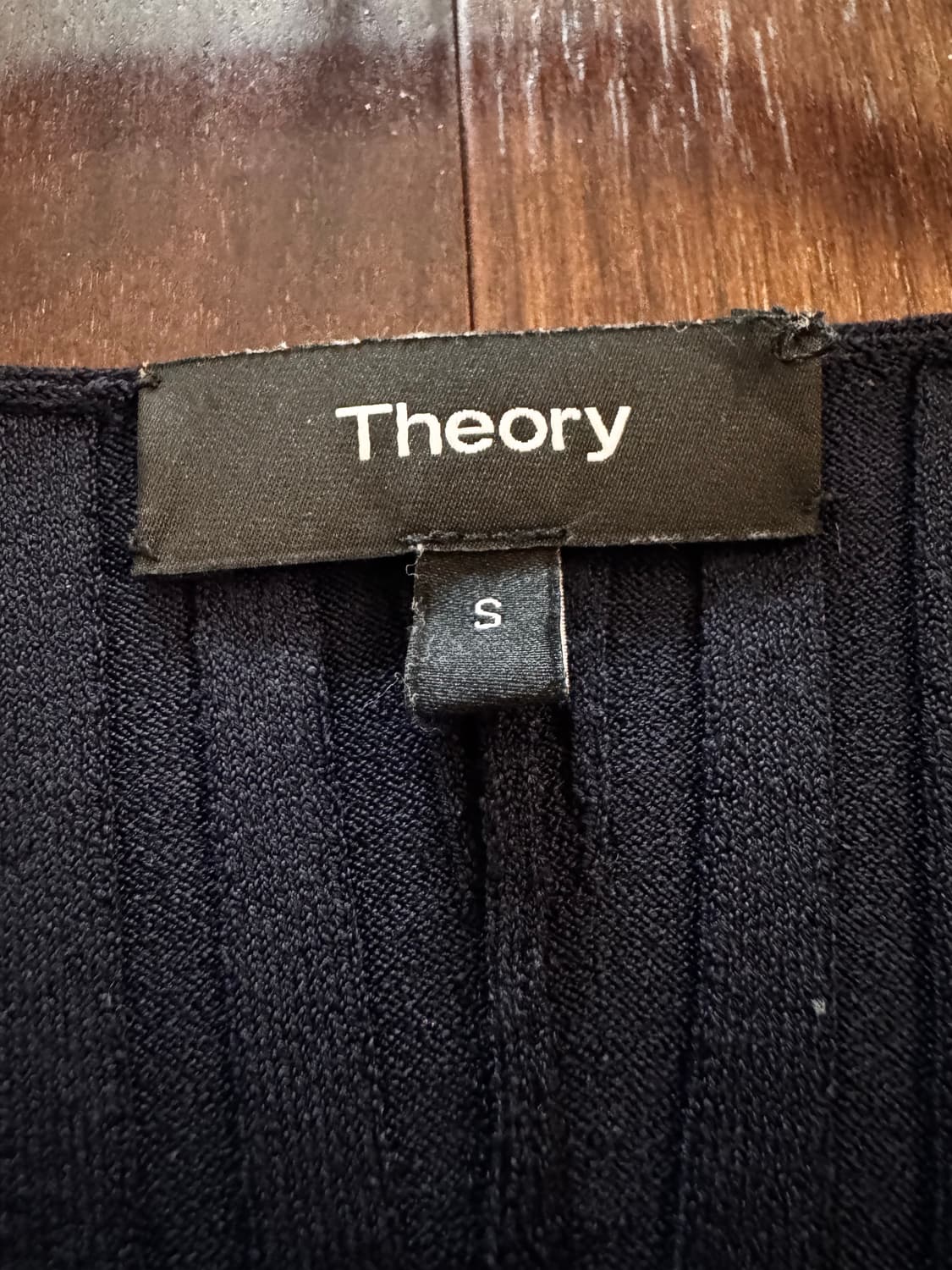 띠어리 플리츠 딥브이넥티 상품이미지4