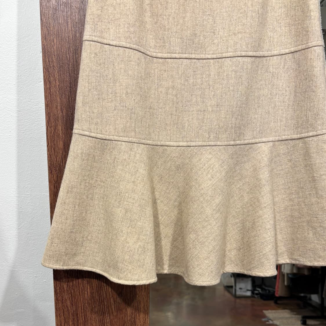 Laura ashley 로라애슐리 베이지 울90% 플레어 미디 스커트 상품이미지4