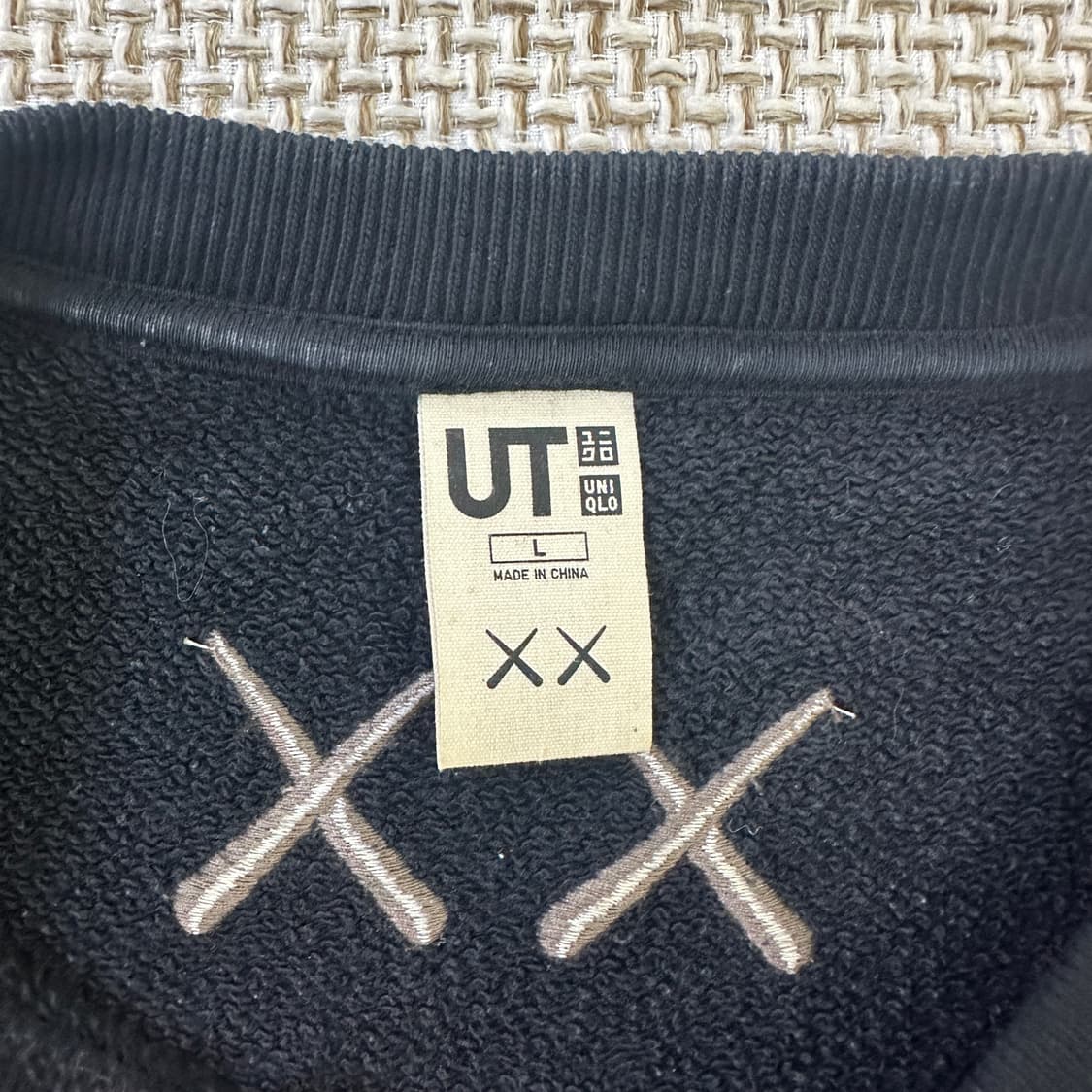 L 유니클로 카우스 그래픽 스웨트셔츠 0423D 상품이미지2