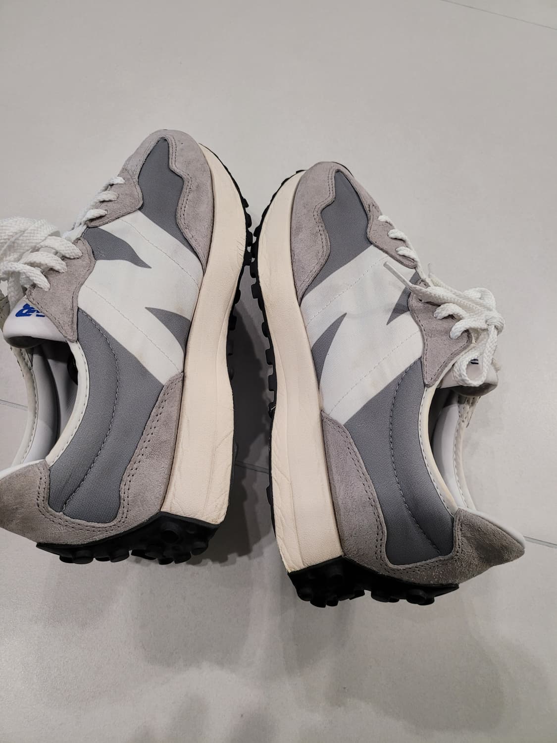 275] 어떤 옷에도 찰떡, 뉴발란스 327 그레이 보냅니다. 
 상품이미지1