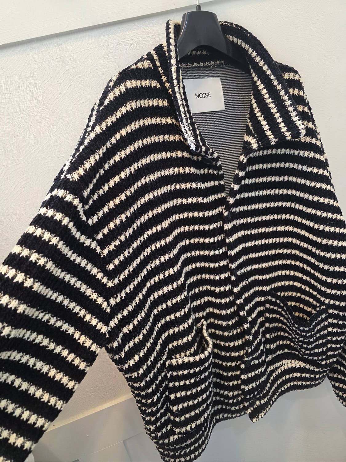 노이즈 블랙 스트라이프카라넥 박시핏 봄버 니트 가디건 자켓 상품이미지5
