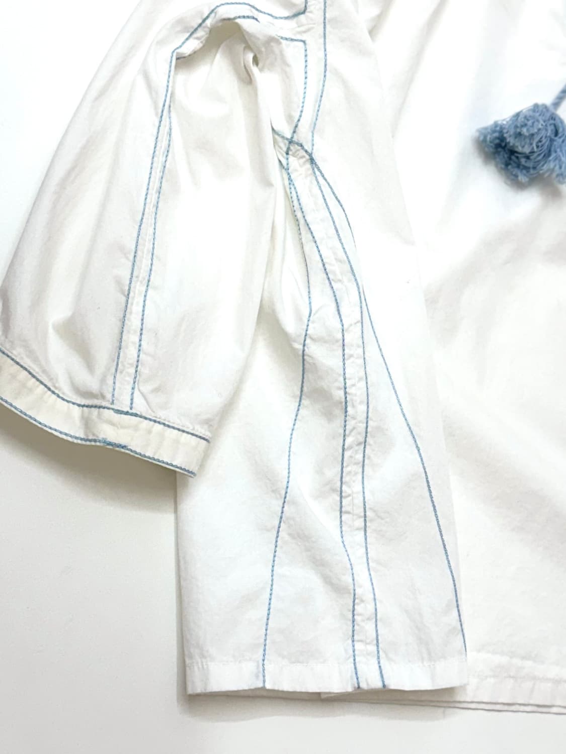 Maison kitsune 메종키츠네 화이트컬러 테슬디테일 블라우스 상품이미지4