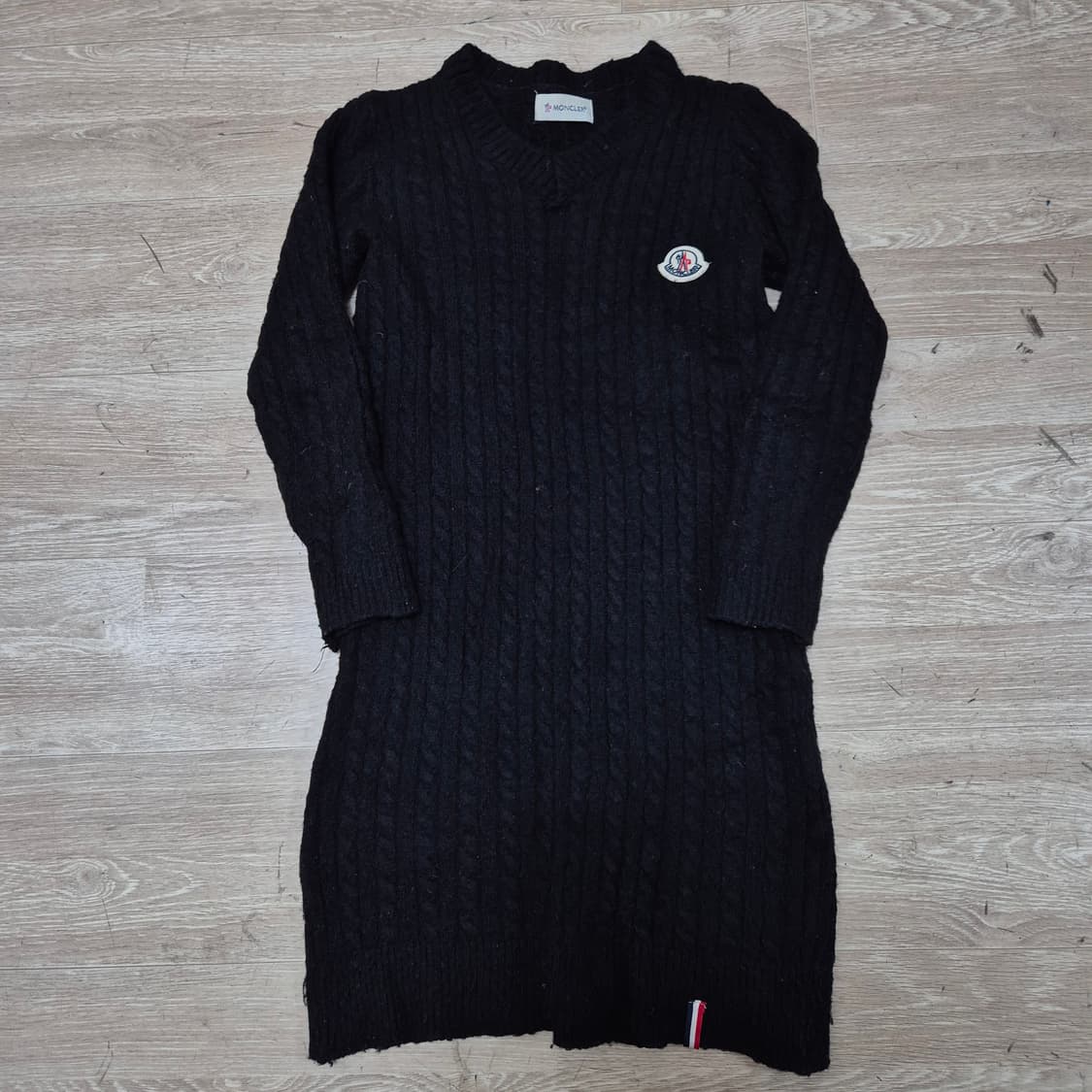 몽클레어 여성 시그니처 와펜 꽈배기 니트 원피스 (1) 상품이미지1