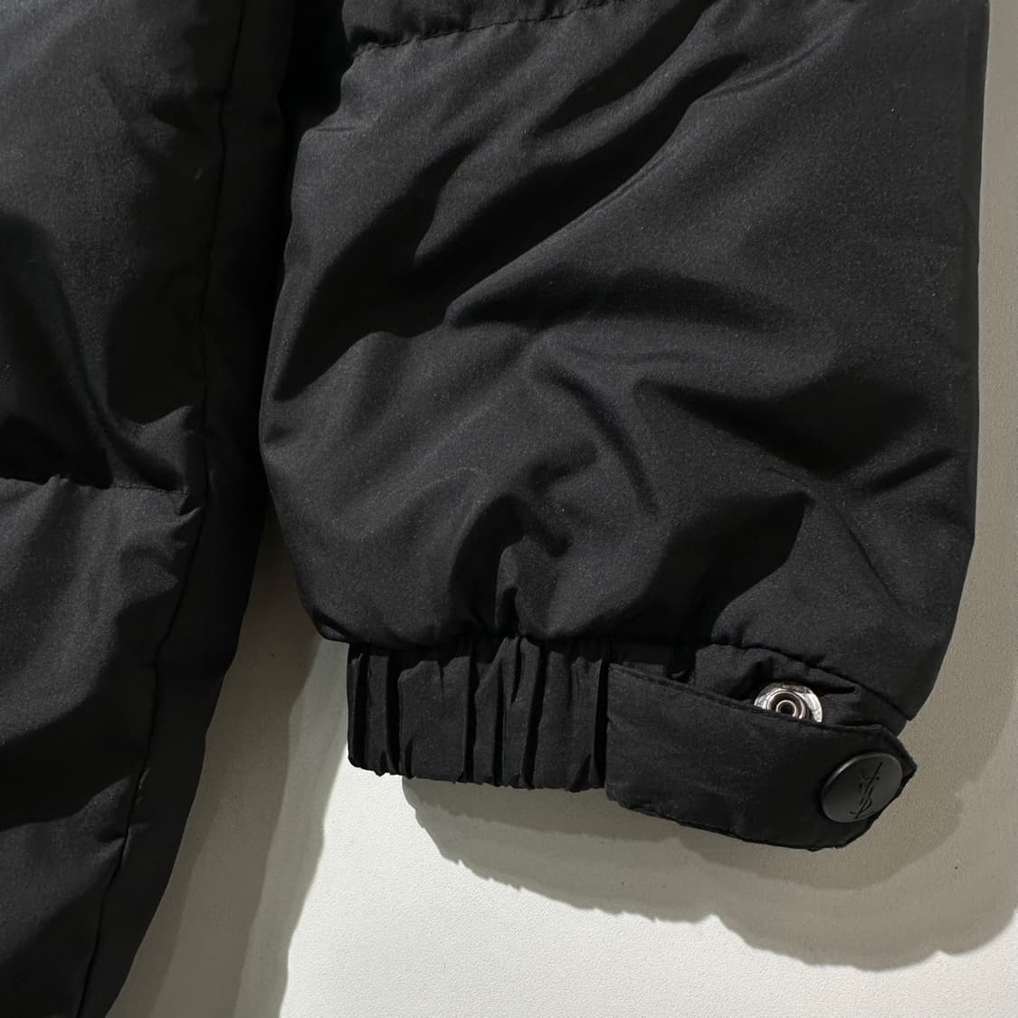 입생로랑 덕다운 체스트로고 패딩 블랙 상품이미지5