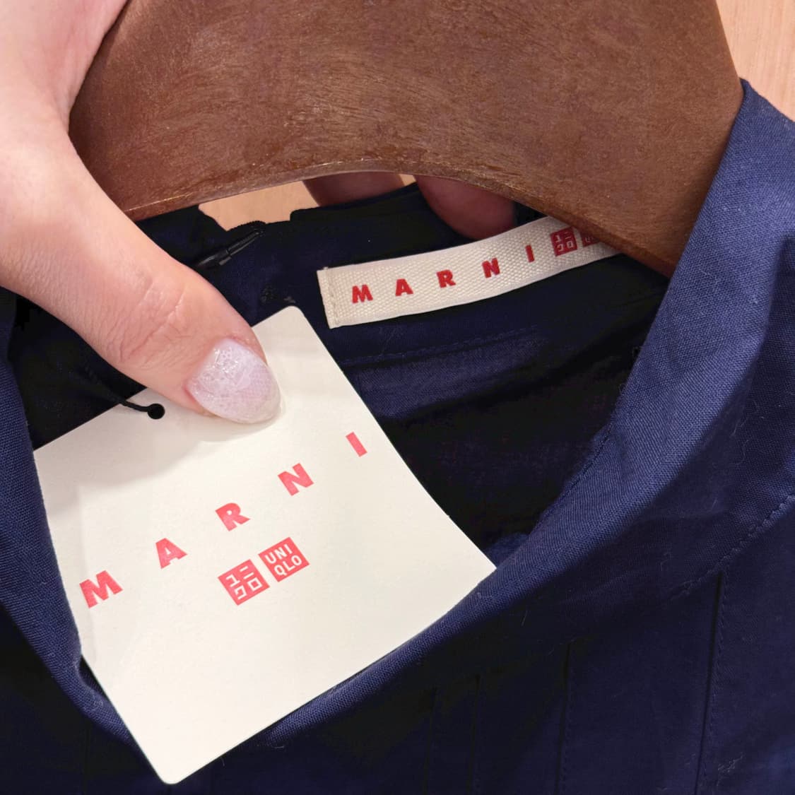 마르니 유니클로 콜라보 핀턱 플리츠 슬리브리스 블라우스 네이비 상품이미지7