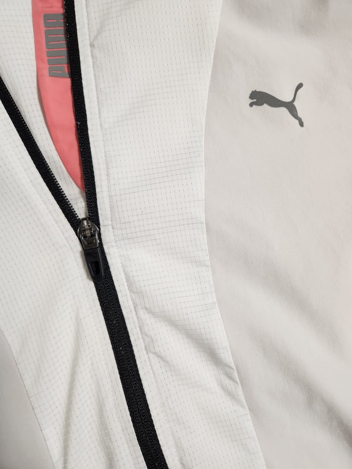 푸마 화이트 후드 집업 바람막이 사이즈xl(새상품급)

오염 하자없이 깨 상품이미지3