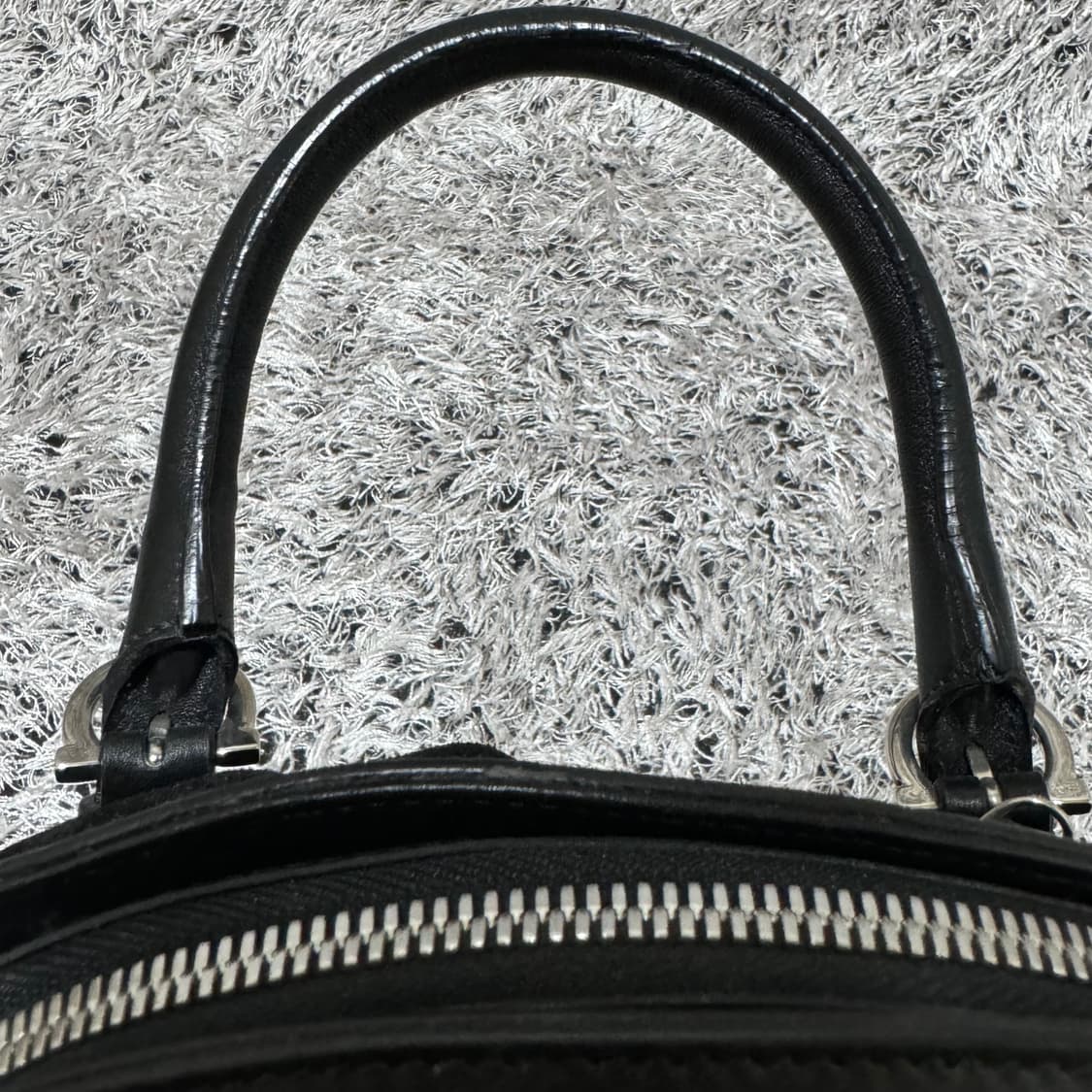 페라가모 스웨이드 레더 크로스백 상품이미지6