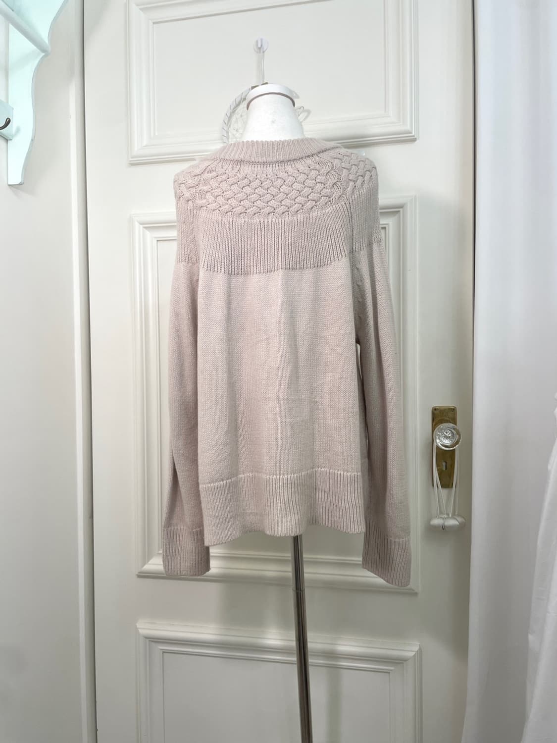 ivory shoulder twist reglan over sweater 상품이미지3