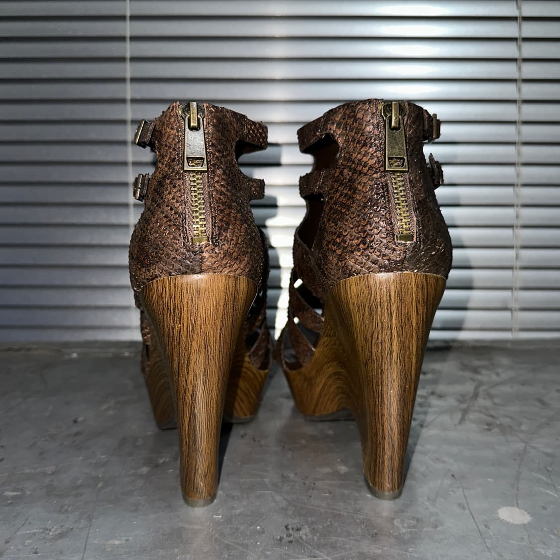 00s 데드스톡 뱀 패턴 가죽 앤 브라스 웨지 샌들 풀박스 상품이미지6