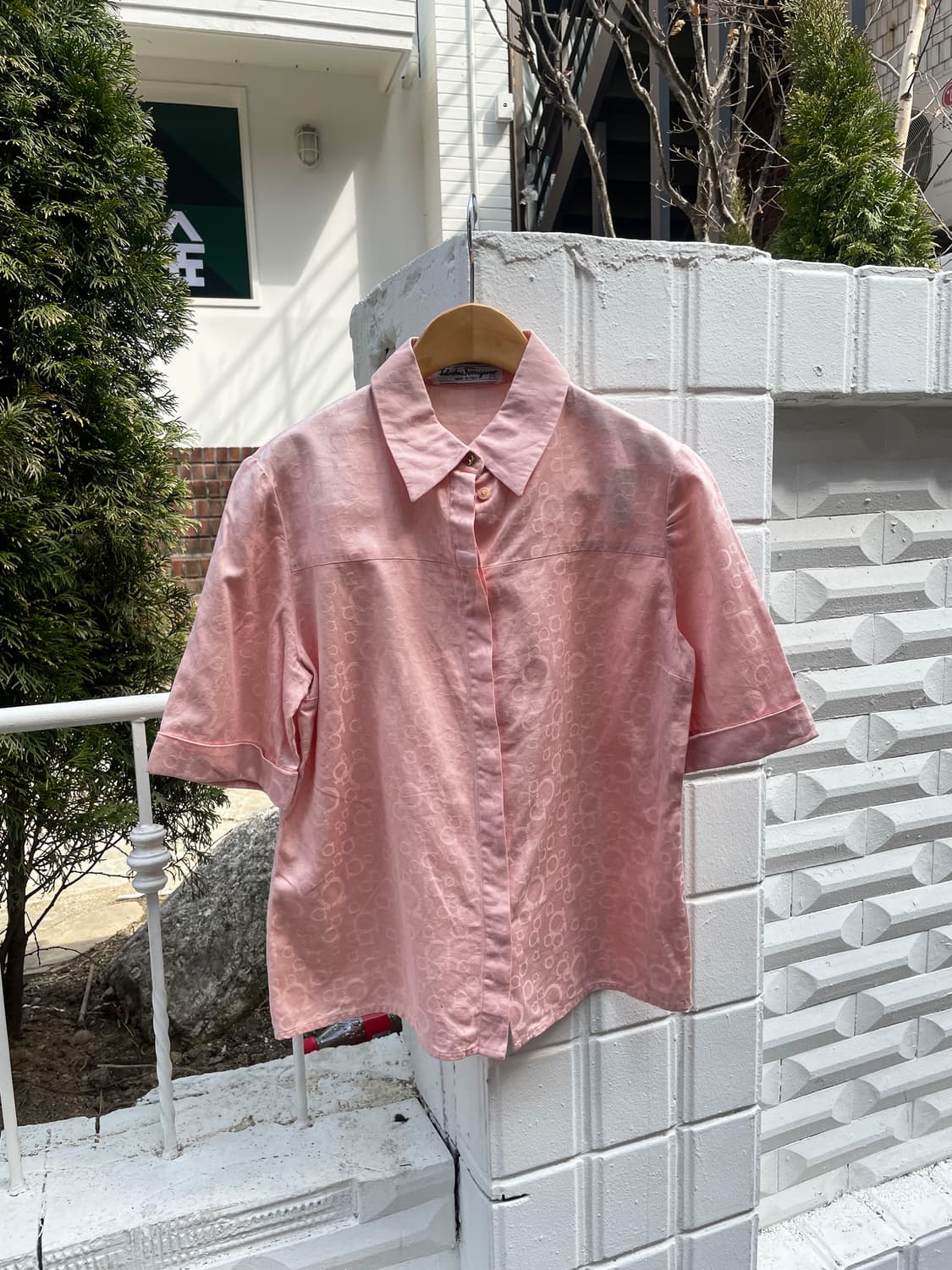 살바토레 페라가모 반팔 셔르 로고 패턴 히든버튼 디테일 핑크 상품이미지1