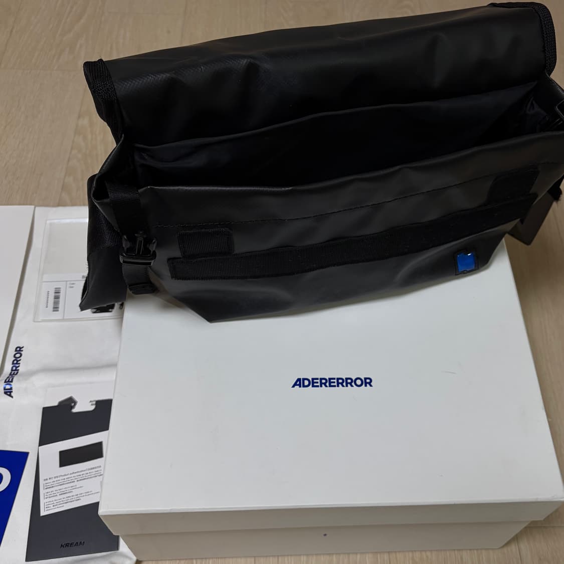 아더에러_스몰 트레이스 이스티 메신저백 느와르 상품이미지2