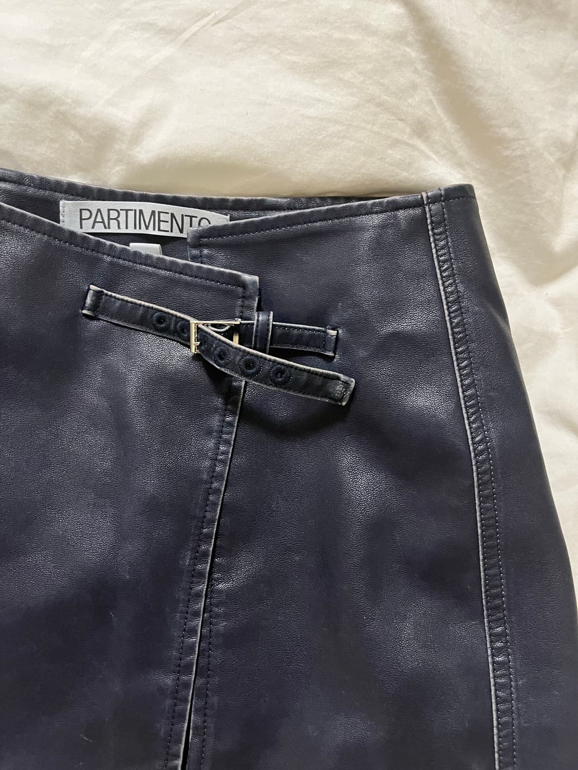 파르티멘토 워시드 레더 랩 미니 스커트 (네이비) 상품이미지4