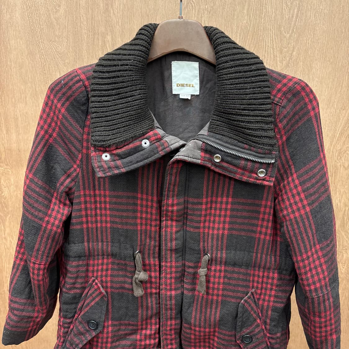 디젤 하이넥 체크 자켓 드로우 스트링 로고 장식 디테일 블랙 레드 상품이미지4