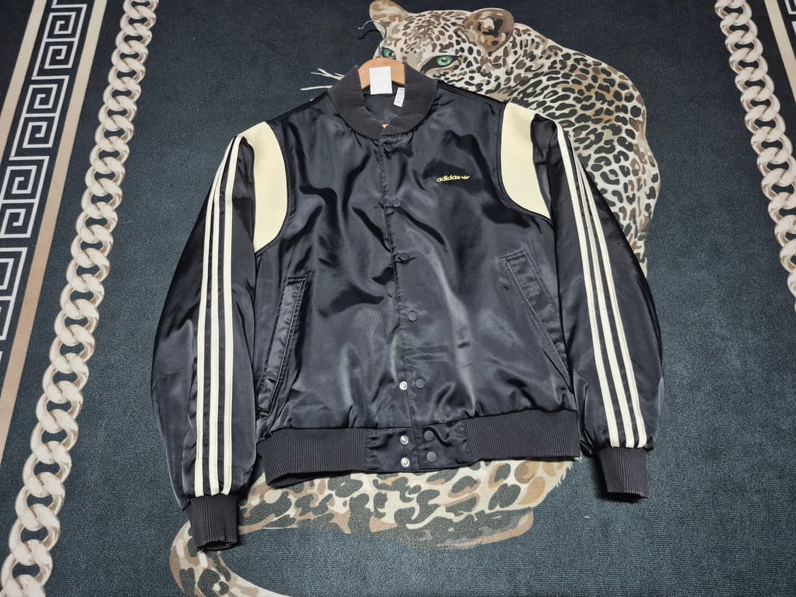 아디다스 사틴 바시티 자켓 투바투 연준 더보이즈 최찬희 착용 상품이미지1