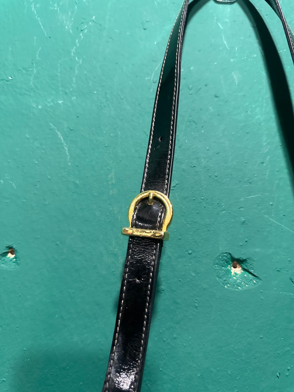 페레가모 에나멜 크로스백 상품이미지7