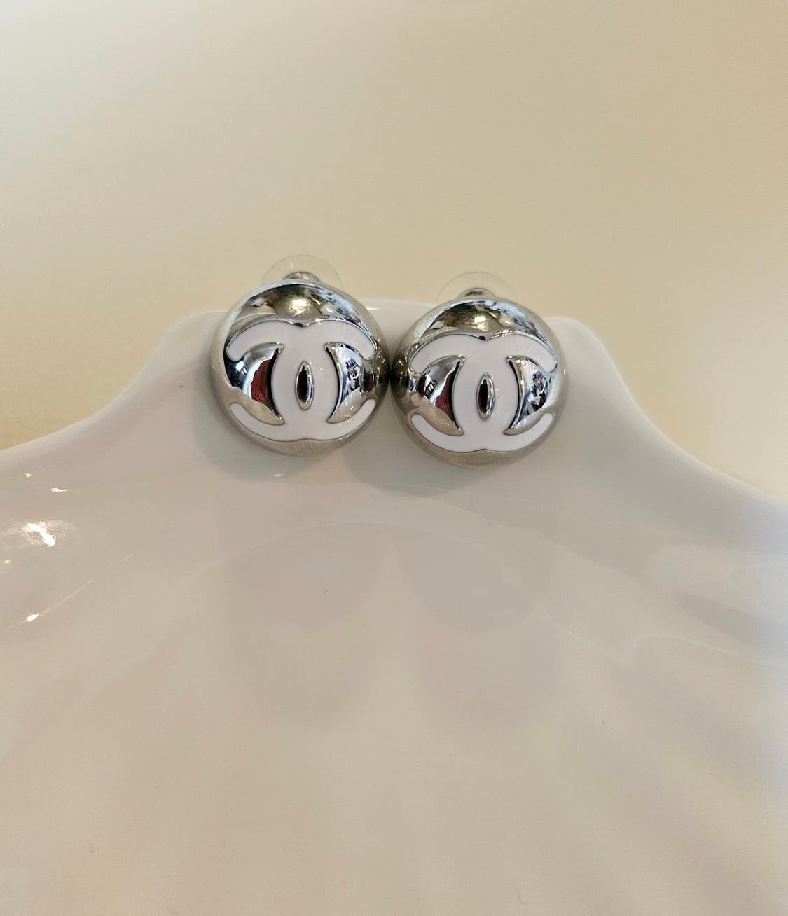 샤넬 은볼 귀걸이 화이트 업사이클링 상품이미지1