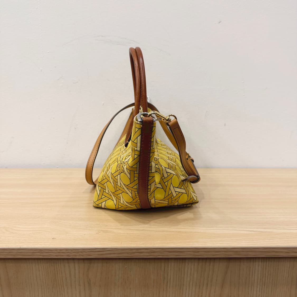 토리버치 토트백 지오메트릭 프린팅 더블 핸들 디테일 옐로우 상품이미지3