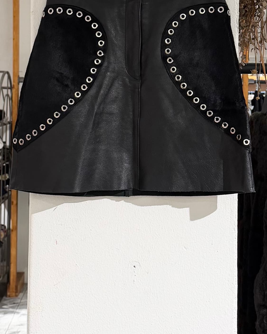 마쥬 블랙 램스킨 레더 아일렛 하트 미니 스커트 상품이미지3