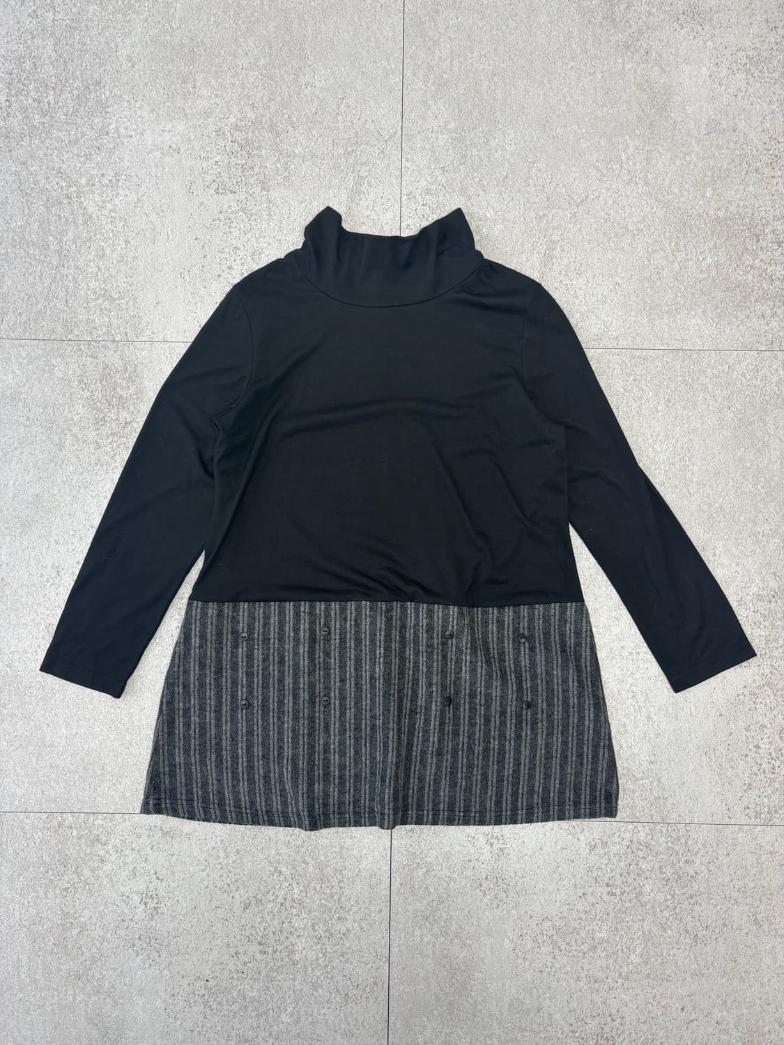 보니 밑단 배색 버튼 포인트 터틀넥 탑 상품이미지1