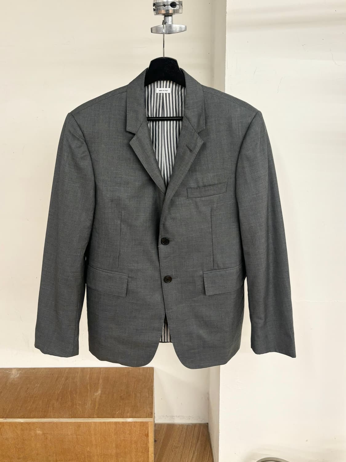 톰 브라운 그레이 노치드 라펠 블레이저 자켓 상품이미지1