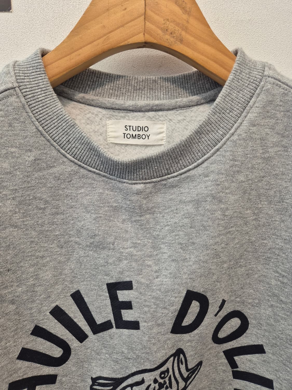 스튜디오 톰보이 맨투맨 티셔츠입니다
사이즈  실측  가슴단면 57   총 상품이미지3