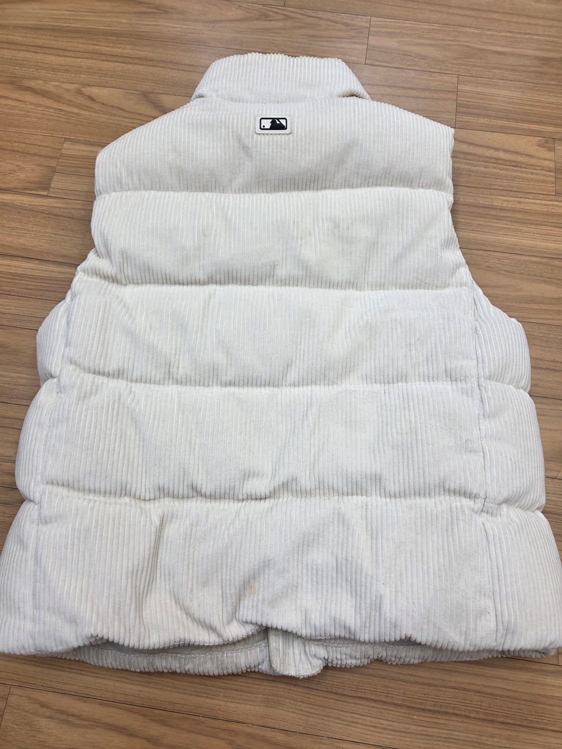 흰색 MLB 코듀로이 패딩 조끼 M사이즈입니다. 뉴욕 양키스 로고가 박혀 상품이미지2