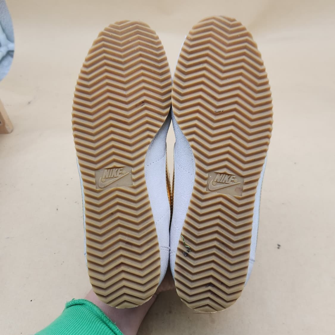 나이키 코르테즈 스웨이드 골드 여성운동화230  상품이미지3